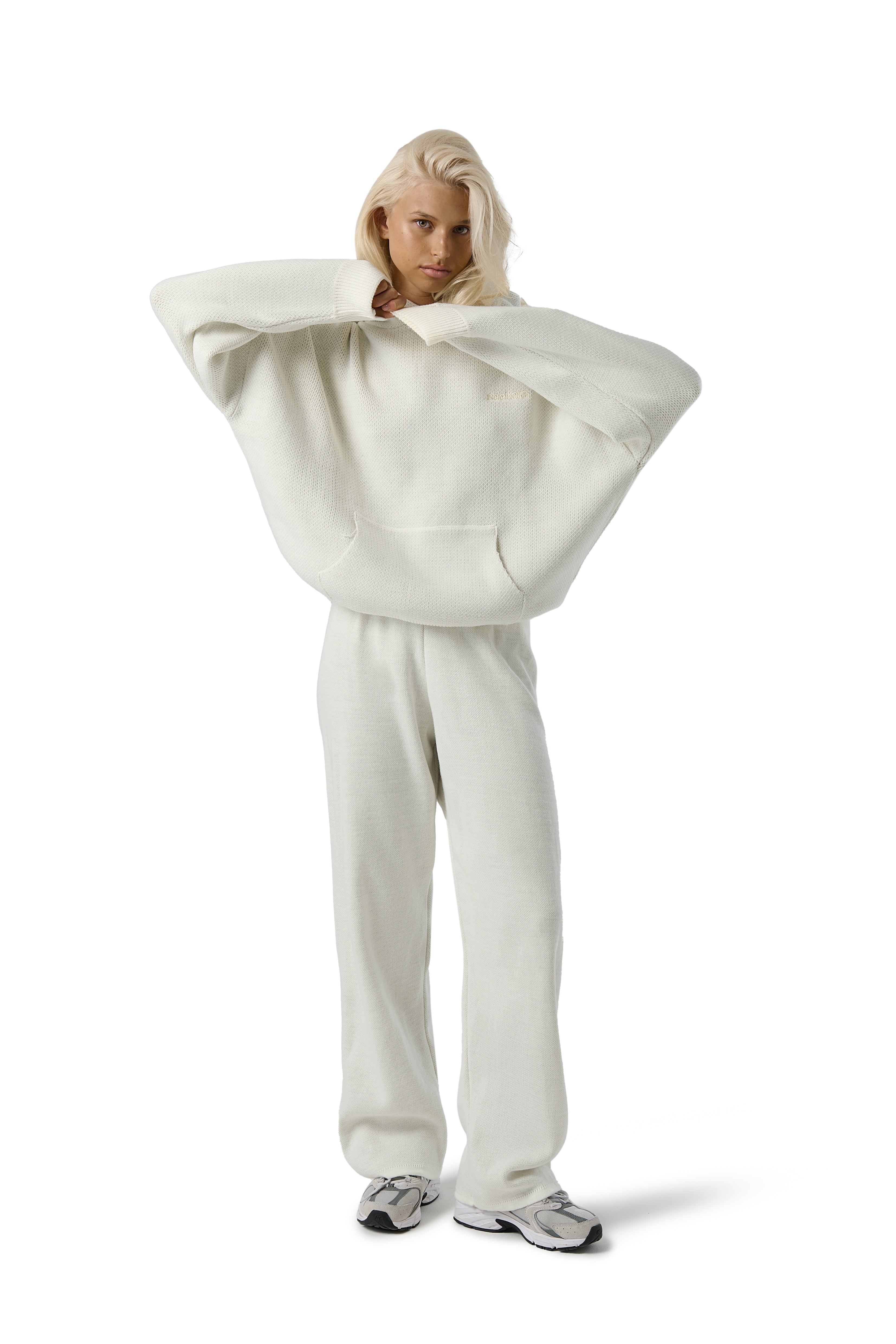 Model Josefine 5'9" and wears size S.